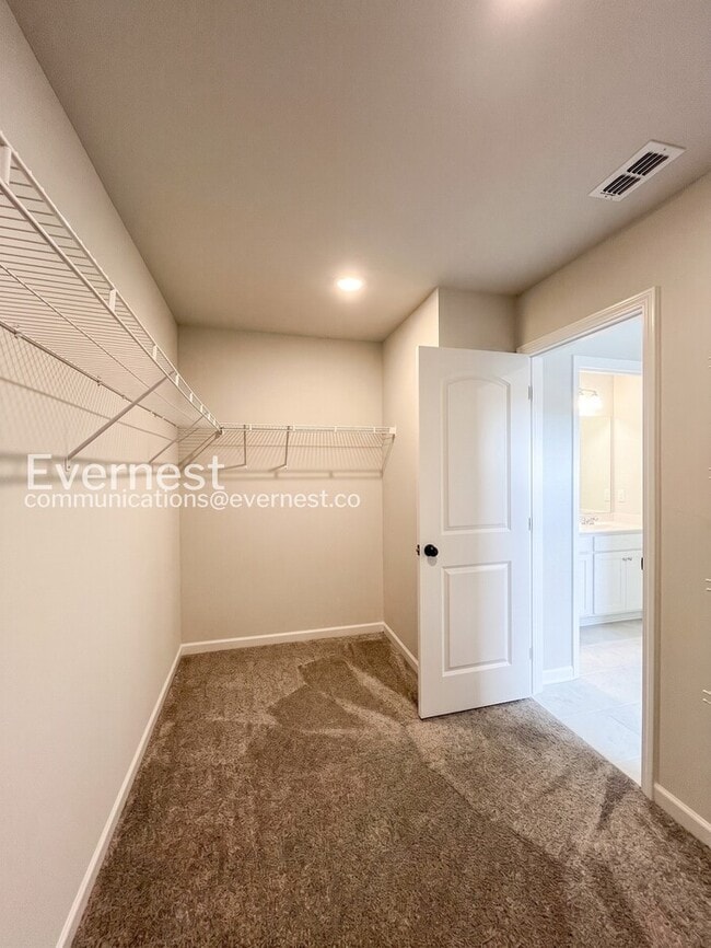 Building Photo - 4 Bed/3 Bath Home with Fenced Yard / Pet-Friendly / Available Now!