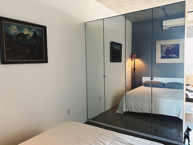 Building Photo - 825 E 4th St