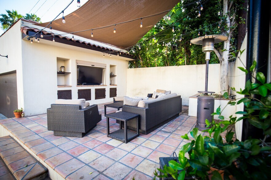 Stunning duplex with no expense spared. - 1327 S Sycamore Ave