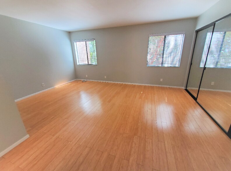 Building Photo - 4365 McLaughlin Ave