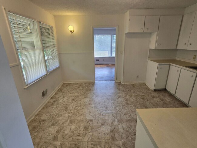 Building Photo - Decker Boulevard-International Corridor