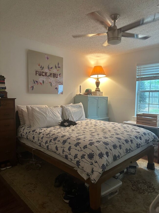 Building Photo - 2 bedroom, 1 Jack-and-Jill bath located on...