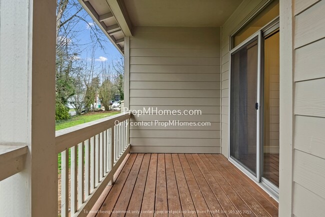 Building Photo - Terrific Milwaukie Three Bedroom Townhome - Close to Providence!