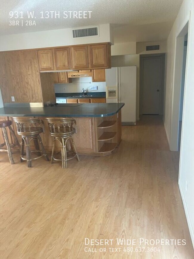 Building Photo - 931 W 13th St