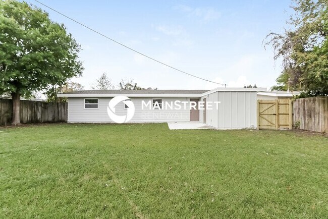Building Photo - 3 Bedroom Pet-Friendly Home in Sarasota, FL with Main Street Renewal