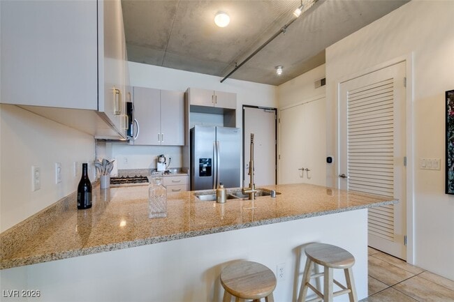 Building Photo - 353 E Bonneville Ave