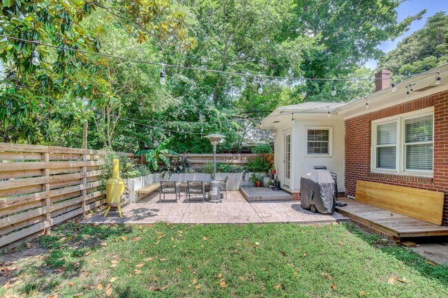 Building Photo - Adorable 3 bedroom ranch with fenced yard!