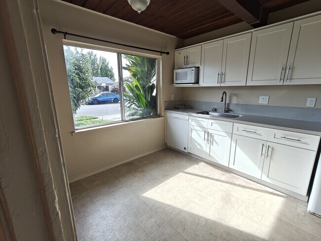 Building Photo - 263 Elmwood Ln