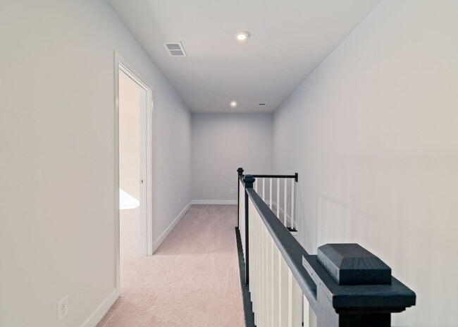 Building Photo - Relaxed Summerville Living Starts Here!