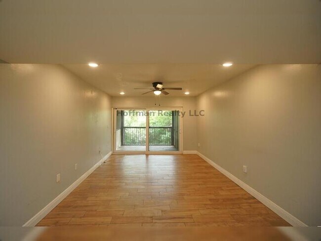 Building Photo - Charming 2-Bedroom Condo in St. Petersburg