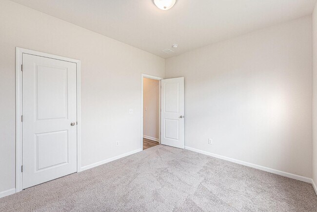 Building Photo - 715 McRoy St