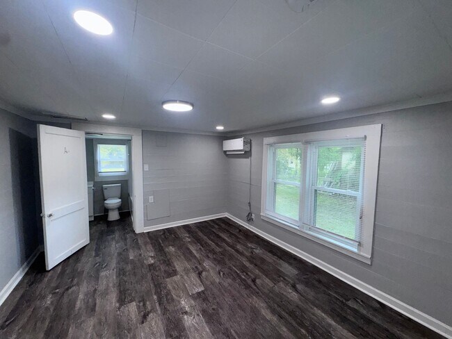 Building Photo - 407 Elm Ave NW