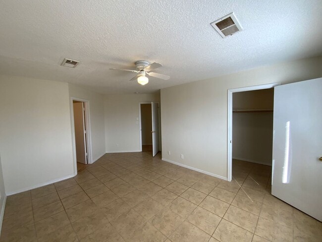 Building Photo - 3 Bedroom Single Story Home Available Near Unser Blvd NE & King Blvd NE!