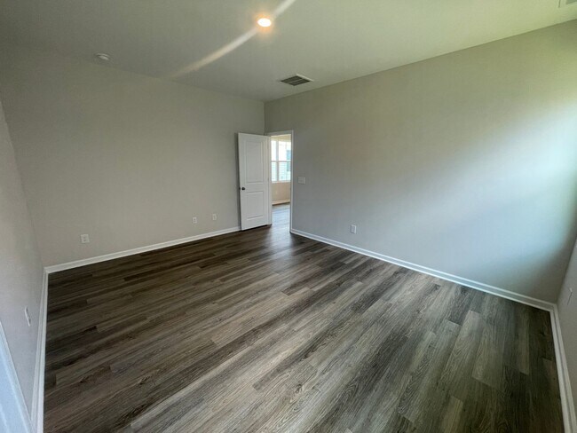 Building Photo - 3 BR Home in River Oaks!