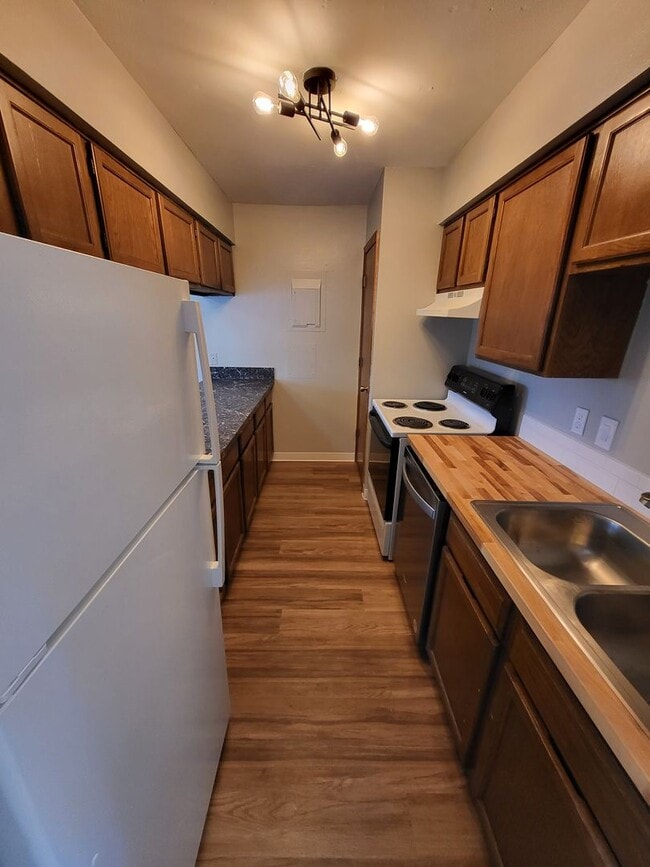 Building Photo - Modern Two Bedroom in Lakewood-Available N...