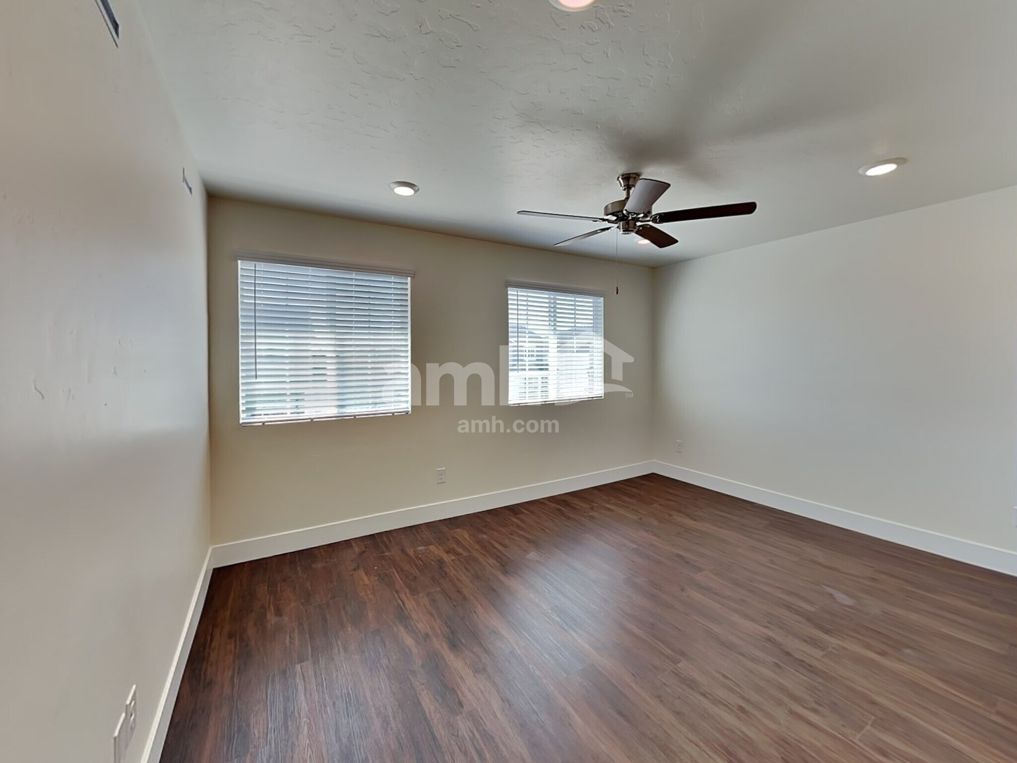 Building Photo - 1372 E Ludlow Dr