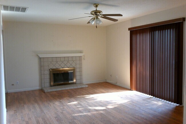 Building Photo - Lovely 3 Bedroom 1.5 Bath in Clovis