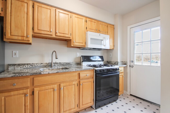 Building Photo - 6816 Eastbrook Ave