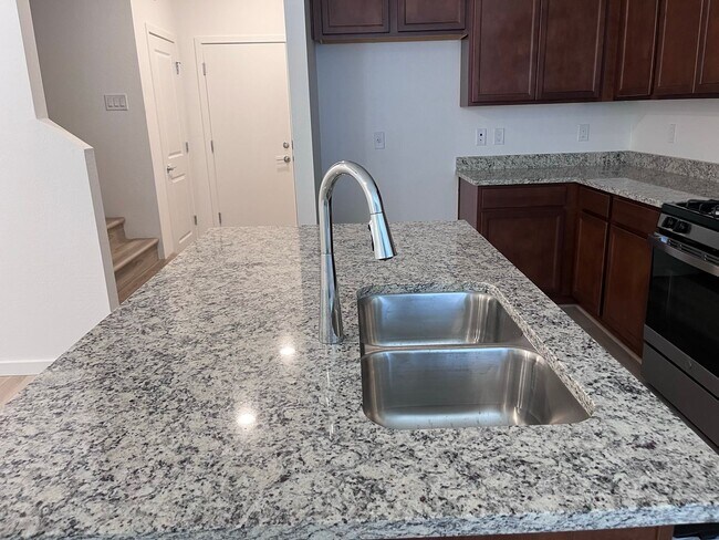 Building Photo - TOWN HOME WITH COMMUNITY POOL , GATED COMMUNITY in GILBERT!