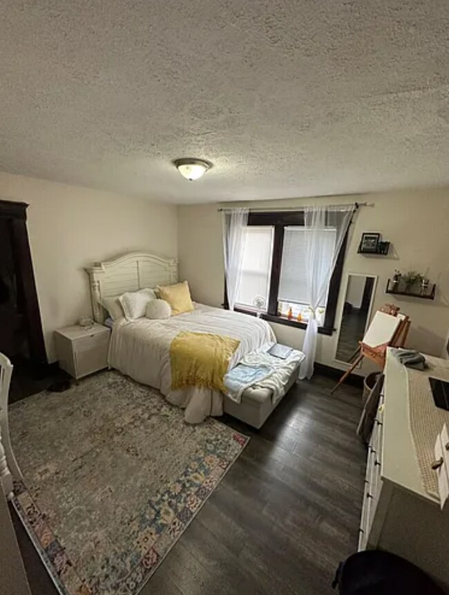 Building Photo - 2 Bedroom House Available Next to UC Campus