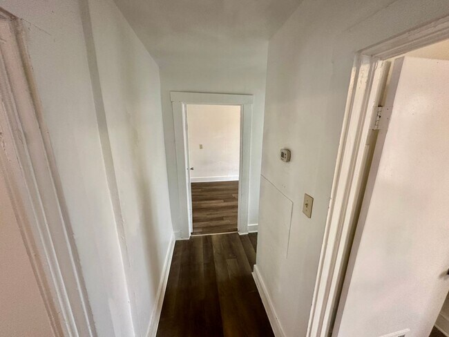 Building Photo - Two Bedroom, 1 Bath House in Columbia!