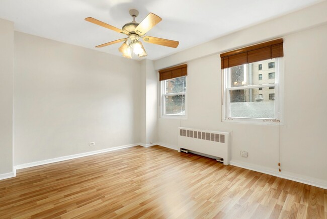 Building Photo - 2909 N Sheridan Rd