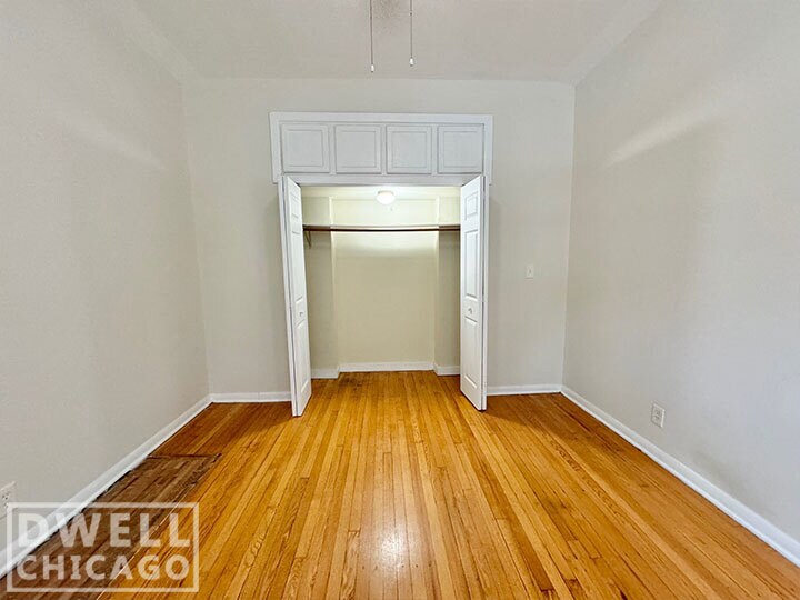 Building Photo - 923 W Waveland Ave