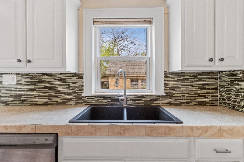 Building Photo - 315 E 1st St