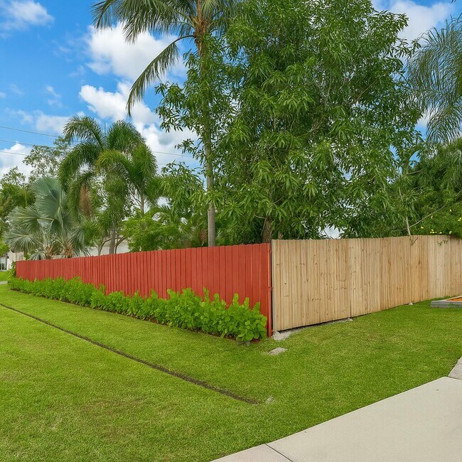 Building Photo - 481 SW Voltair Terrace