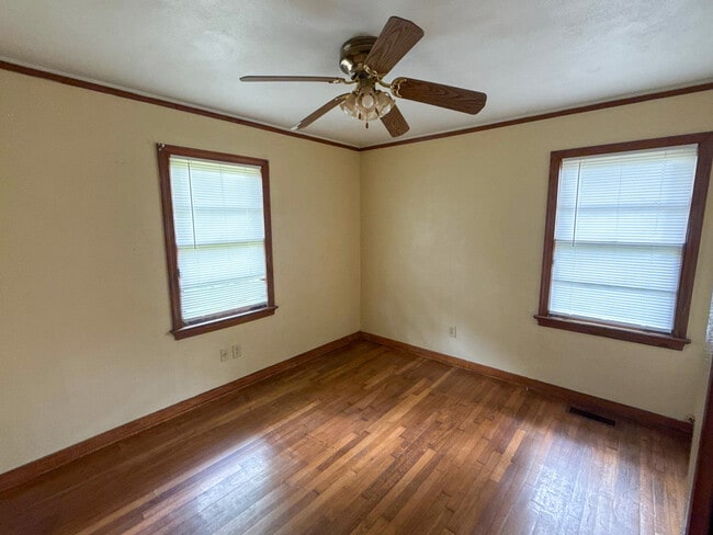 Building Photo - 4005 Oaklawn Dr