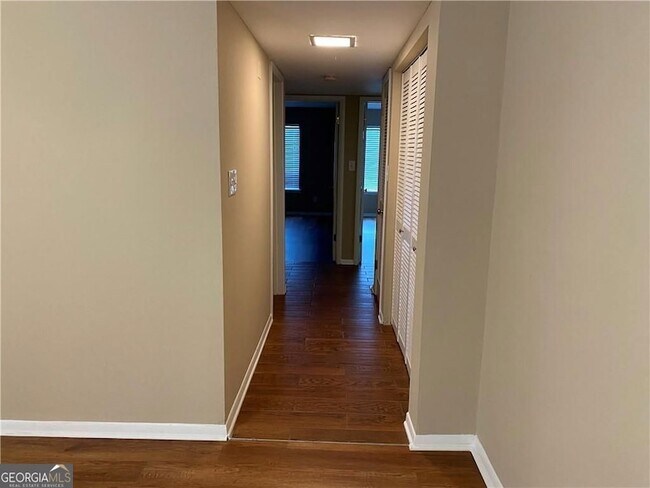 Building Photo - 2207 Surrey Ct