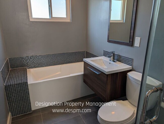 Building Photo - 7638 Hampton Ave