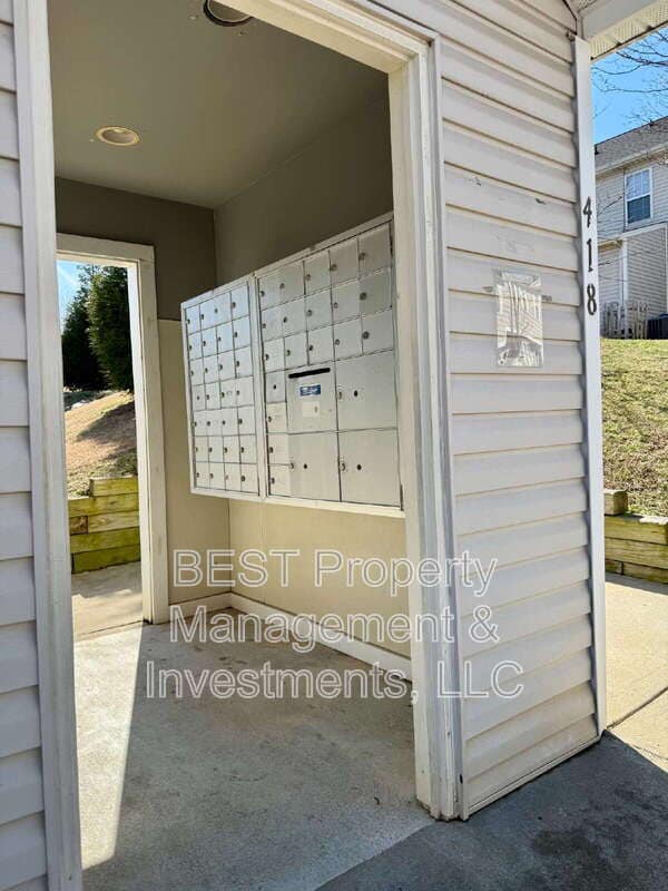 Building Photo - 8130 Kings Creek Dr