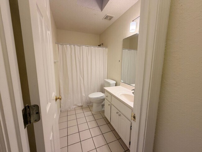 Building Photo - SummerBrooke Home, Plenty of Sunshine, Privacy, & Backyard Space!