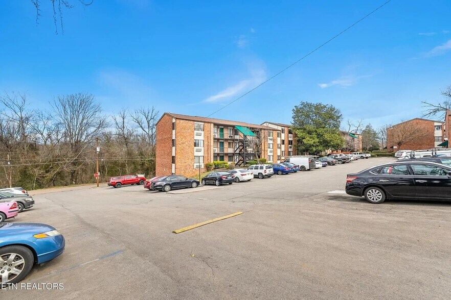 Large Grounds - 2718 Painter Ave