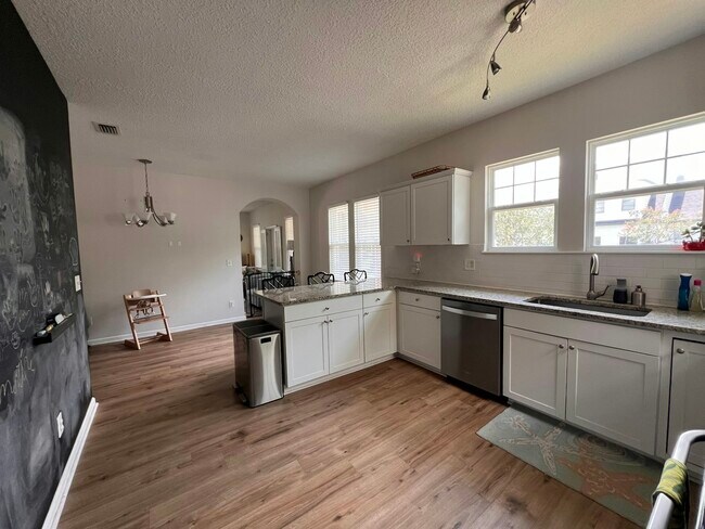 Building Photo - 4661 Astral St