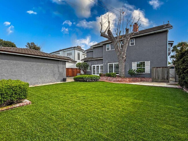 Building Photo - 5147 E Los Flores St