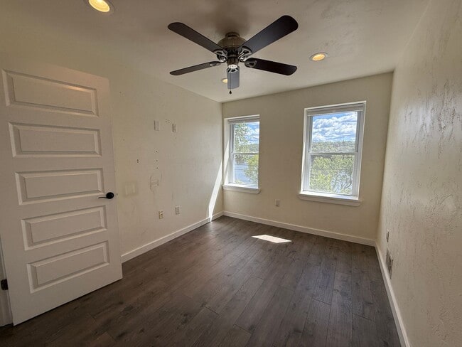 Building Photo - Charming Riverfront 2BR Walking Distance t...