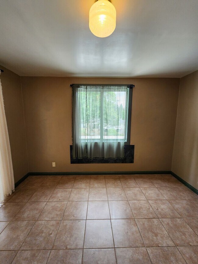 Building Photo - Upstairs Apartment Above Holly Market