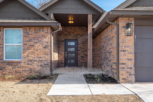 Building Photo - 2140 N Everest Ave