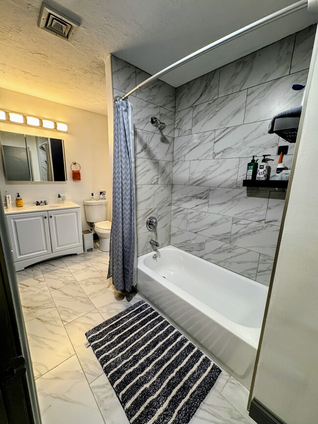 Building Photo - 2 Bed 1.5 Bath Condo