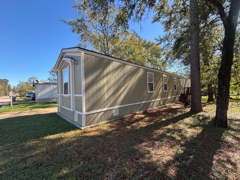 Building Photo - 118 E Semands St