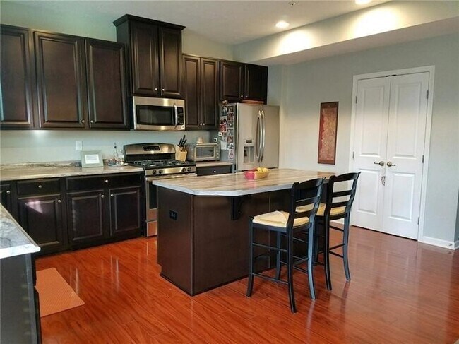Building Photo - 411 Maple Ridge Dr