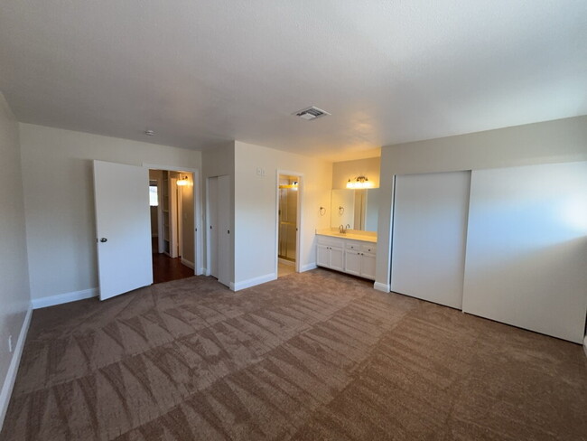 Building Photo - "Spacious 3-Bed Oasis with 3.5 Baths in th...