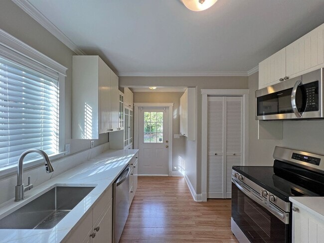 Building Photo - Charming and updated 2 bedroom, 1 bath bun...