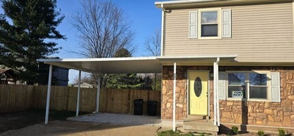 Building Photo - APRIL MOVE-IN-SPECIAL 1st Month Rent $1000 3bed/ 1.5 ba Duplex