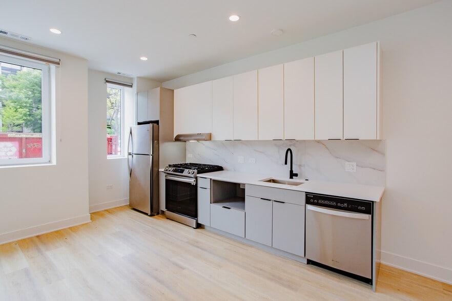 Primary Photo - 3823 N Ashland Ave
