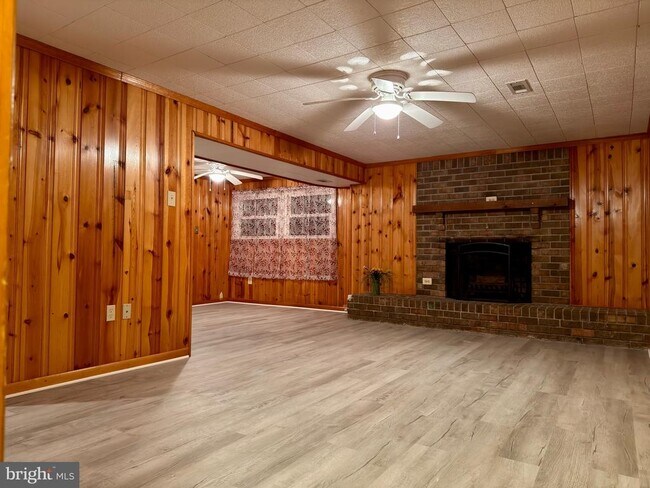 Building Photo - 905 W Poplar Rd