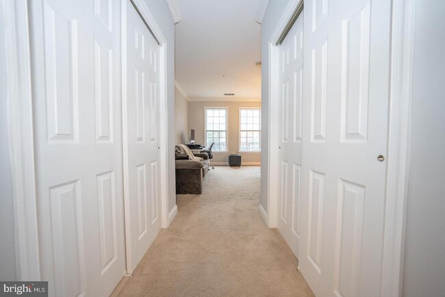 Building Photo - 300 W Elm St