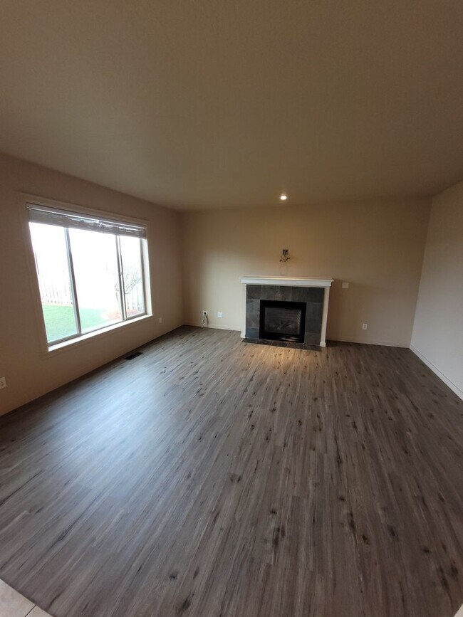 Building Photo - Beautiful 5 bedroom 3 bath home in Lebanon